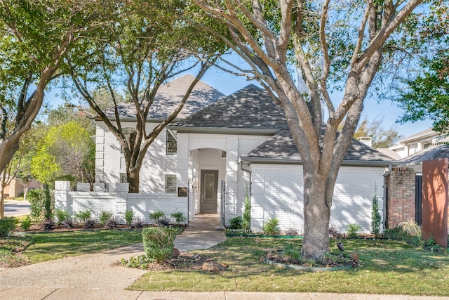 view of front facade with a front yard