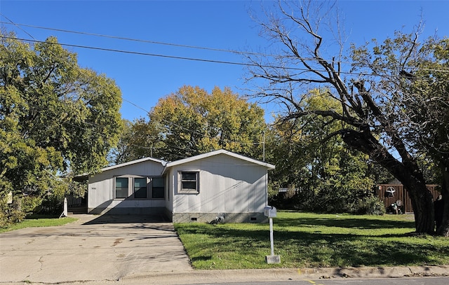 view of front facade with a front yard