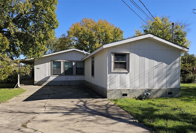 view of front of house with a front lawn