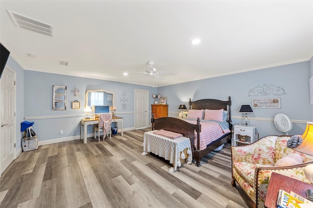 bedroom featuring light hardwood / wood-style floors, ceiling fan, and crown molding