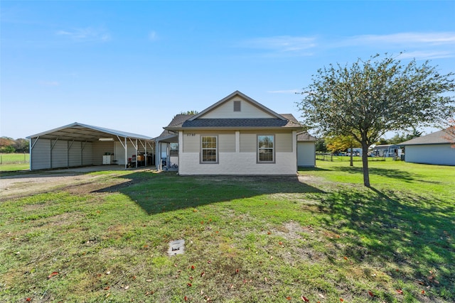 view of front of house featuring a front yard and a carport