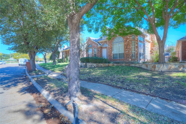 view of front of home featuring a front yard