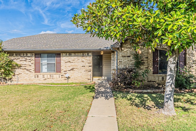 view of front facade featuring a front yard