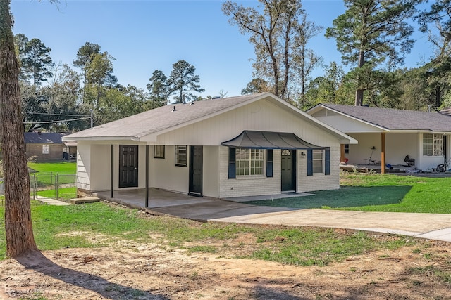 single story home with a front lawn