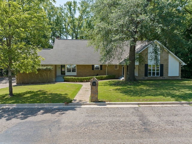 view of front of home featuring a front yard