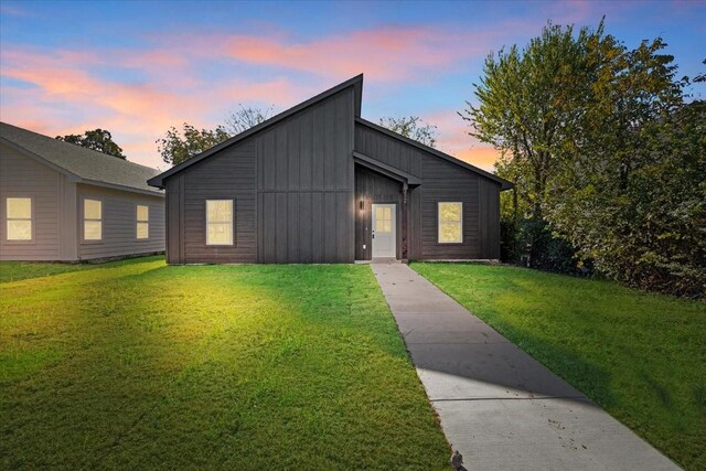 view of front of property featuring an outdoor structure and a yard