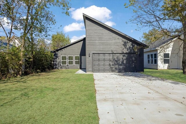 view of front facade with a front lawn