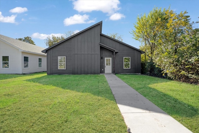 view of front of home featuring a front lawn