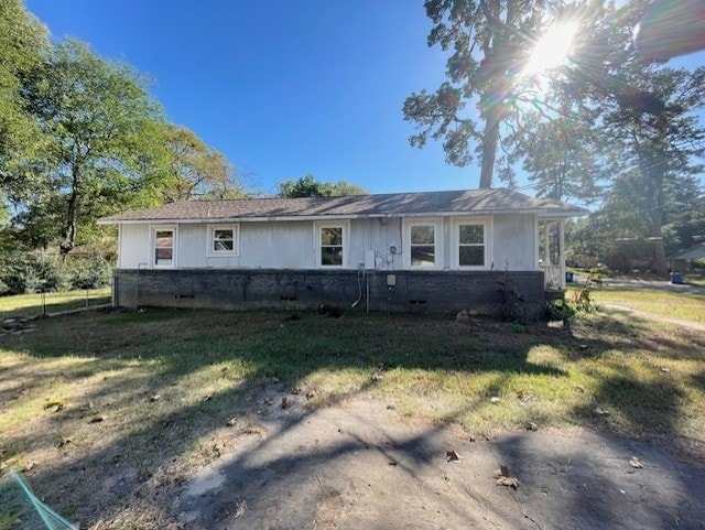 view of front of property with a front lawn