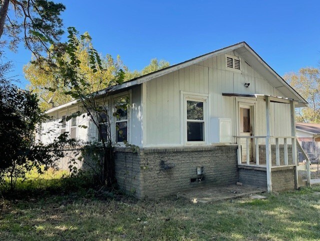 exterior space with a front yard