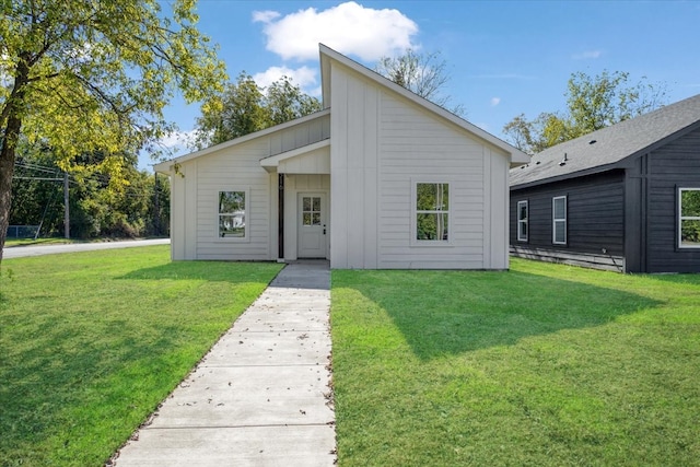 back of house featuring a lawn