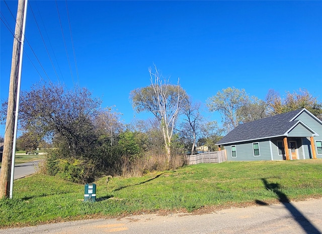 Listing photo 2 for 401 E Monterey St, Denison TX 75021