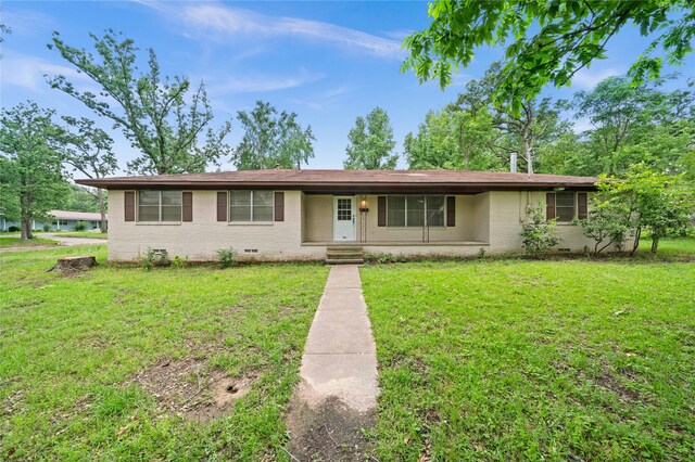 single story home featuring a front lawn