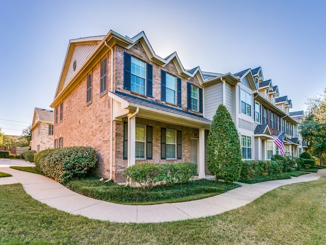 view of front of property featuring a front lawn