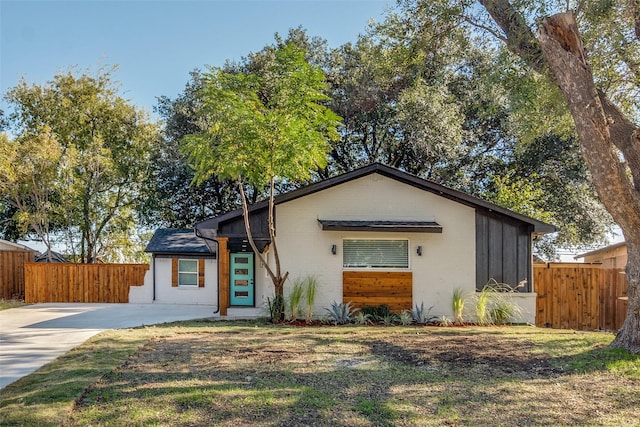 single story home featuring a front yard