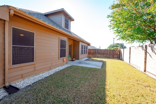 view of yard featuring a patio