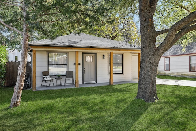 view of front facade featuring a porch and a front yard