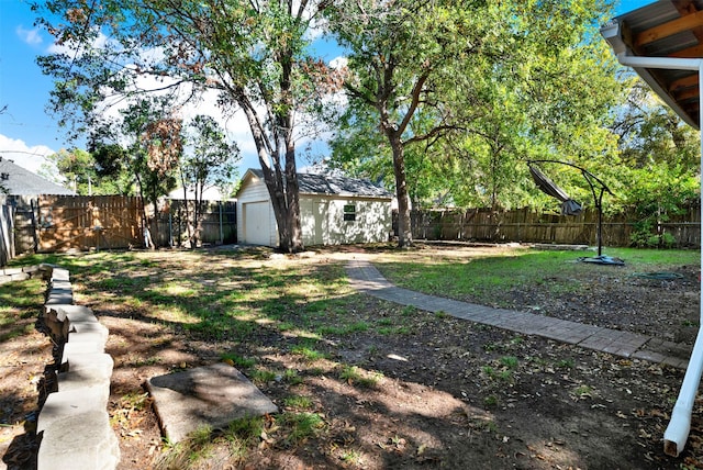 view of yard featuring an outbuilding