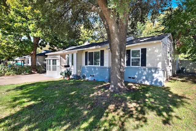 ranch-style house featuring a front lawn