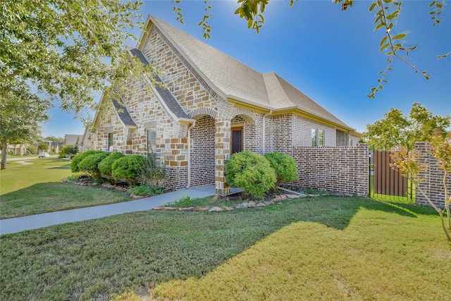 view of front of house featuring a front lawn