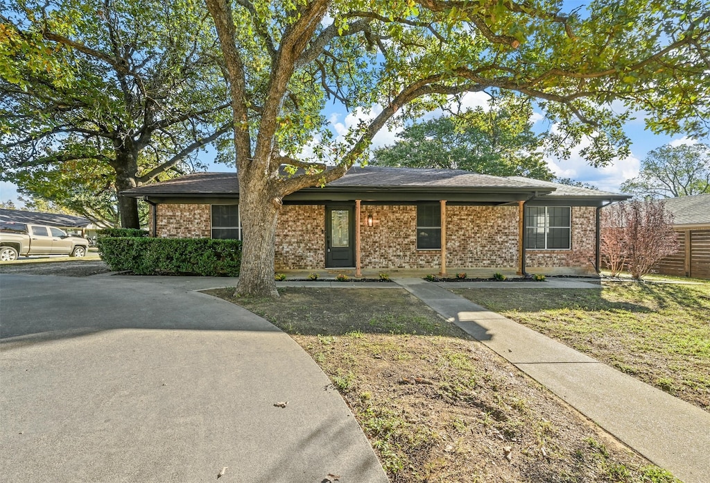 view of front of property featuring a front lawn