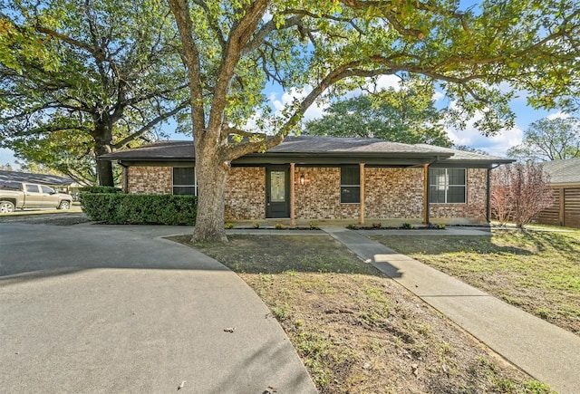 view of front of property featuring a front lawn