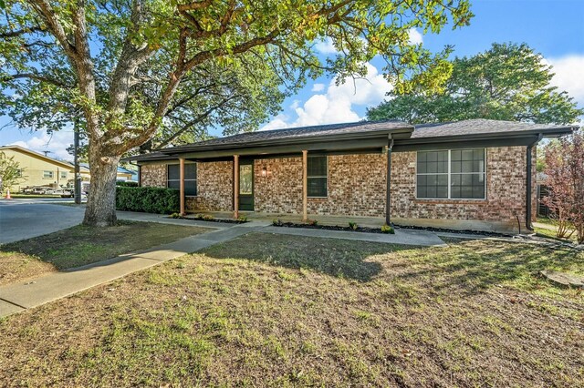 ranch-style home featuring a front yard