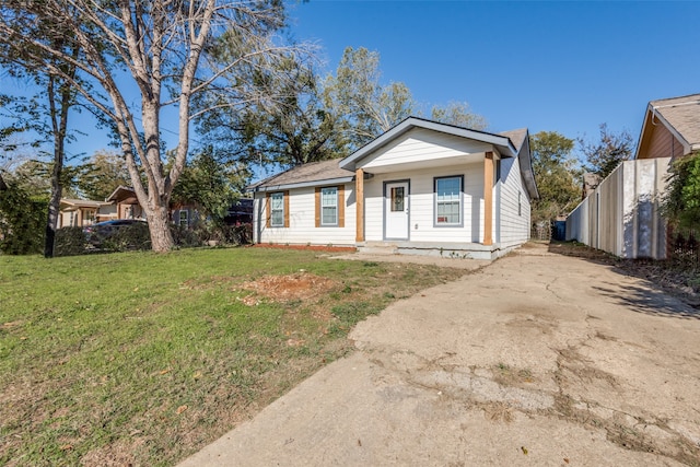 view of front of house featuring a front yard