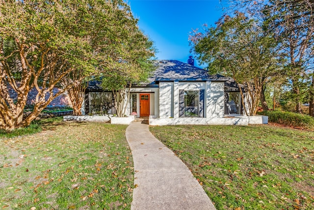 view of front of home featuring a front yard