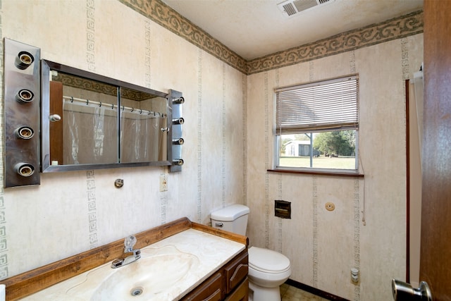 bathroom with a shower with curtain, vanity, and toilet