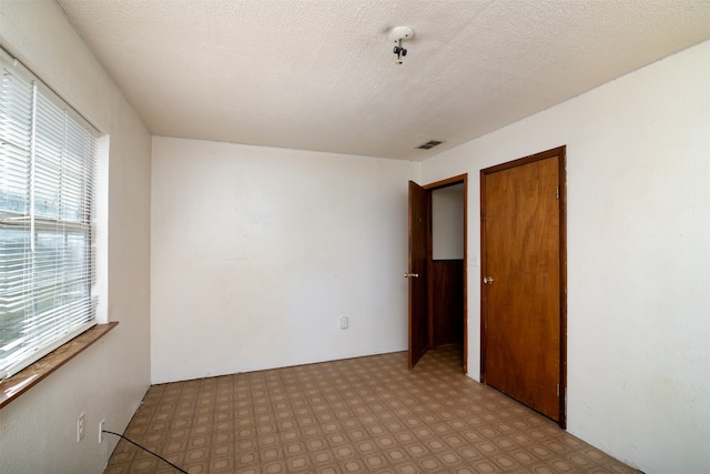 spare room featuring a textured ceiling