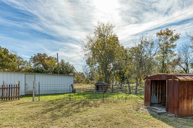 view of yard with an outbuilding