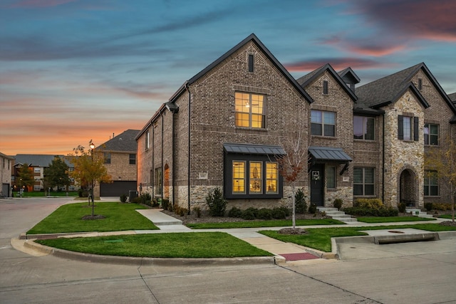 view of front of home featuring a lawn