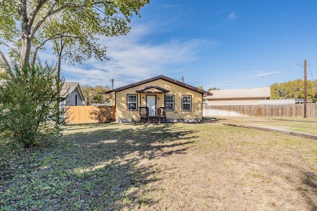 ranch-style house featuring a front yard