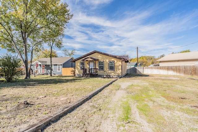 view of front of property featuring a front yard