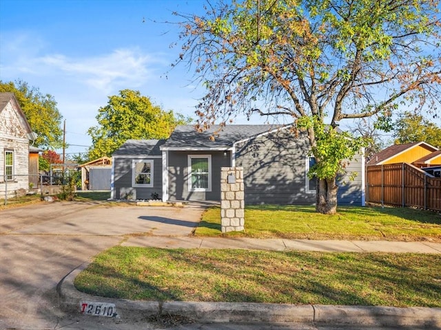 view of front of home featuring a front lawn