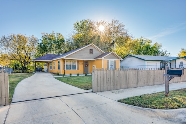 single story home featuring a front lawn