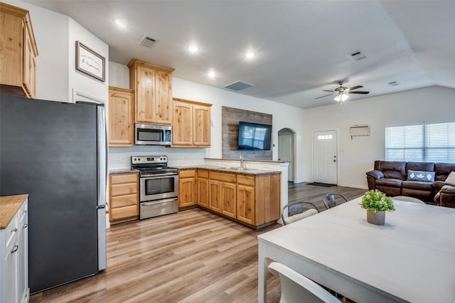 kitchen with sink, ceiling fan, light wood-type flooring, appliances with stainless steel finishes, and kitchen peninsula