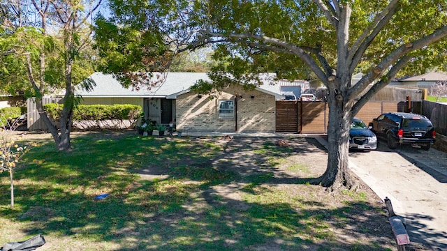 view of front facade featuring a front yard