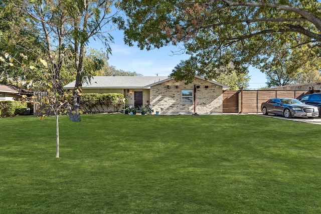 single story home featuring a front yard