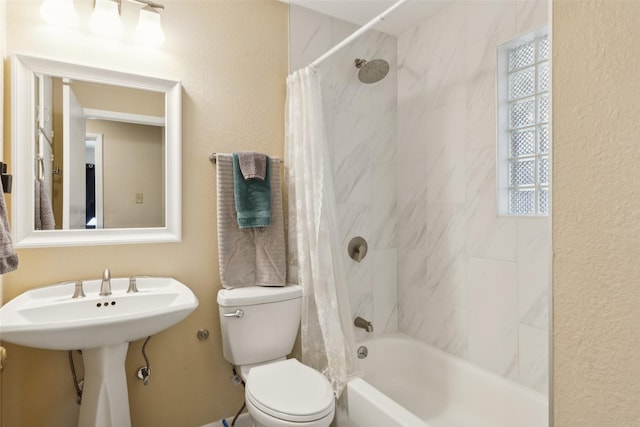 bathroom featuring toilet and shower / tub combo with curtain