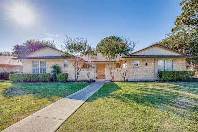 ranch-style house featuring a front yard