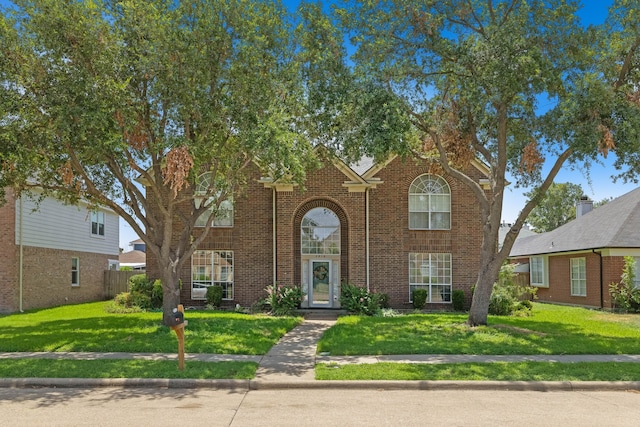 view of front of property featuring a front yard