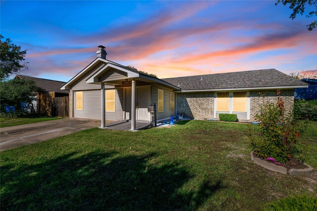 view of front of home featuring a lawn