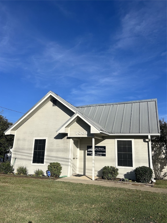 view of front of house with a front yard