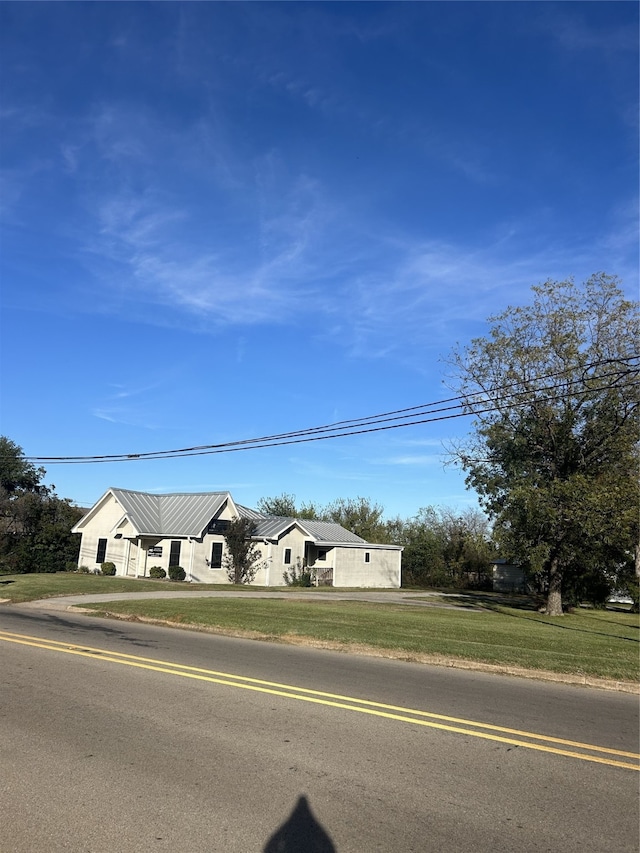 view of front of house featuring a front lawn