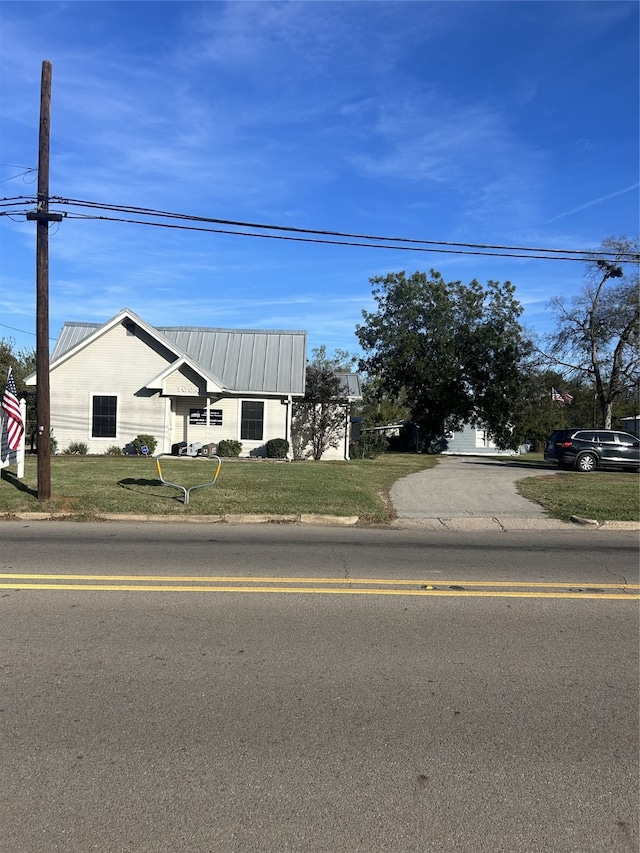 view of front of property featuring a front lawn