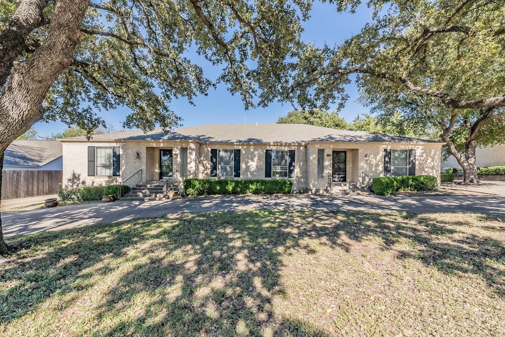 single story home with a front yard