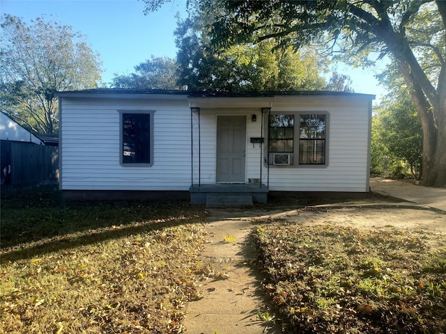 view of front facade with a front yard