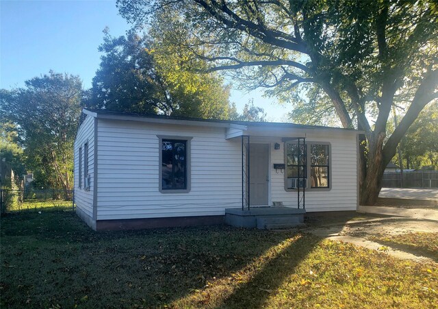 view of front of home featuring a front lawn